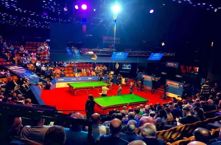 Watch: Flying visitor disrupts 2022 World Snooker Championship!