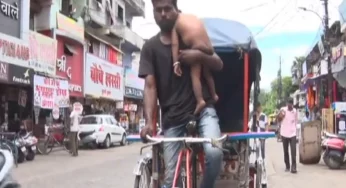 WATCH: Rickshaw puller holds his baby in one hand while pedalling