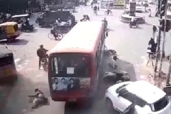 Video: Bus ploughs into other vehicles as driver dies of heart attack in Jabalpur