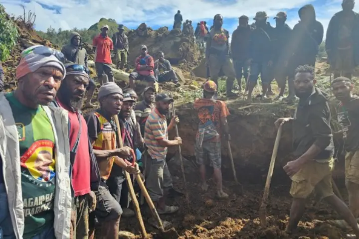 About 2000 people feared buried in landslide in Papua New Guinea