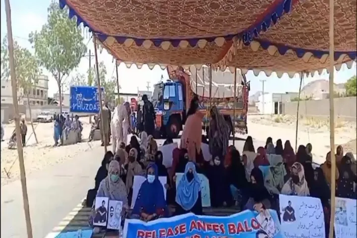 Families of abducted Baloch men block major roads in Khuzdar