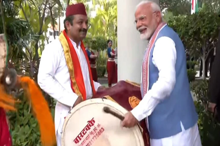 Indian diaspora gives grand welcome to PM Modi in Singapore, says meeting him a “dream come true”