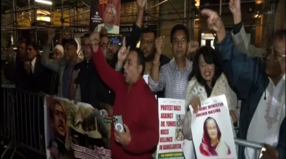 “Go back”, “Step Down” slogans against Muhammed Yunus in New York over attacks on minorities in Bangladesh