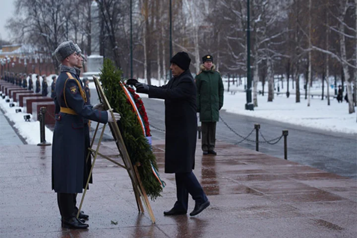 Rajnath Singh lays wreath at Tomb of the Unknown Soldier in Moscow