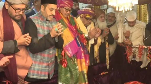 Union Minister Kiren Rijiju offers ‘chadar’ at Nizamuddin Dargah ahead of Ajmer Sharif visit