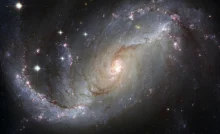 Astronomers find planet in perpendicular orbit around pair of stars: Study